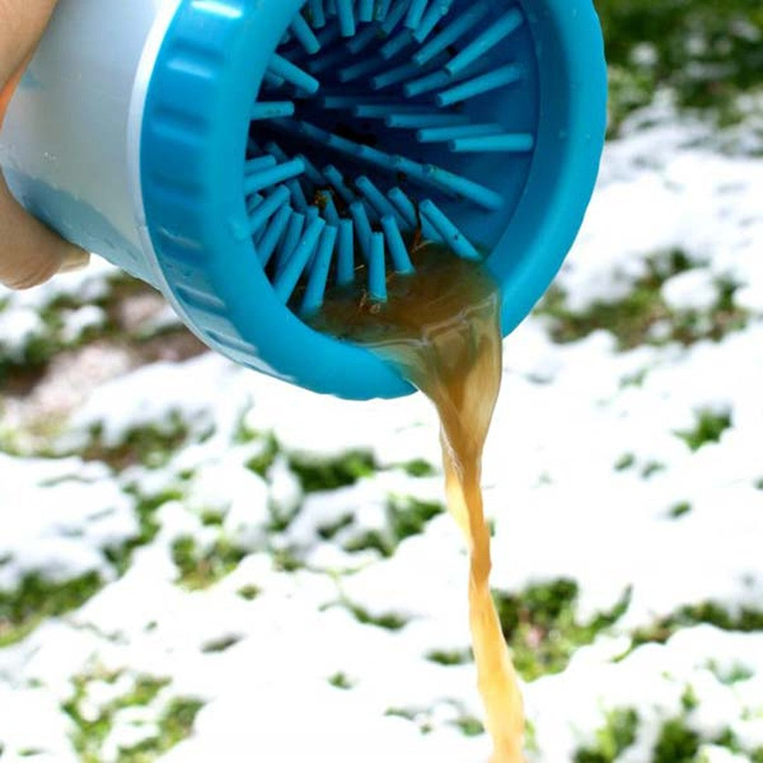 Prljava voda se izliva iz čaše posle čišćenja
